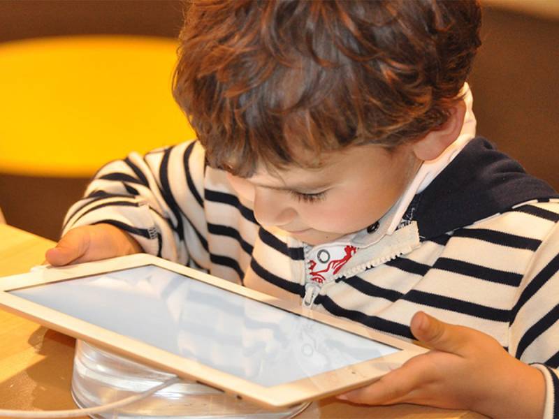 خطر تبلت و موبایل برای کودکان